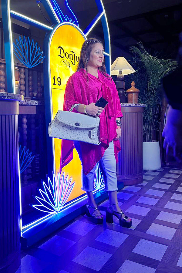 Virat_20Kohlis_20restaurant_20In_20Hyderabad_20Photos_20_286_29.jpg 7