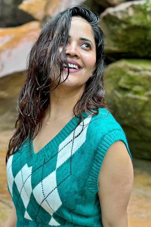 Anusuya_20Bharadwaj_20Looks_20Stunning_20in_20Mini_20Dress_20At_20water_20Falls_20Photos_20_2815_29.jpg 17