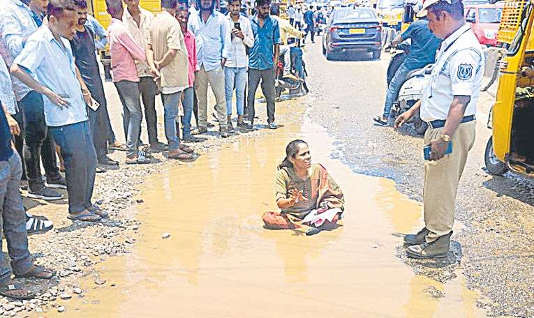 Nagole_Pothole_Women.jpg