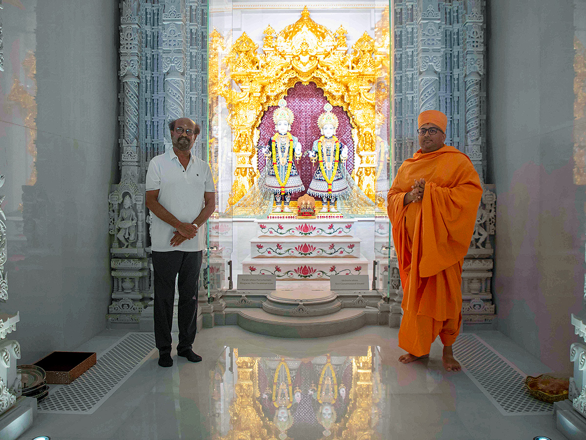 Rajinikanth_20Visited_20BAPS_20Hindu_20Mandir_20Abu_20Dhabi_20Photos-_20_283_29.jpg 3