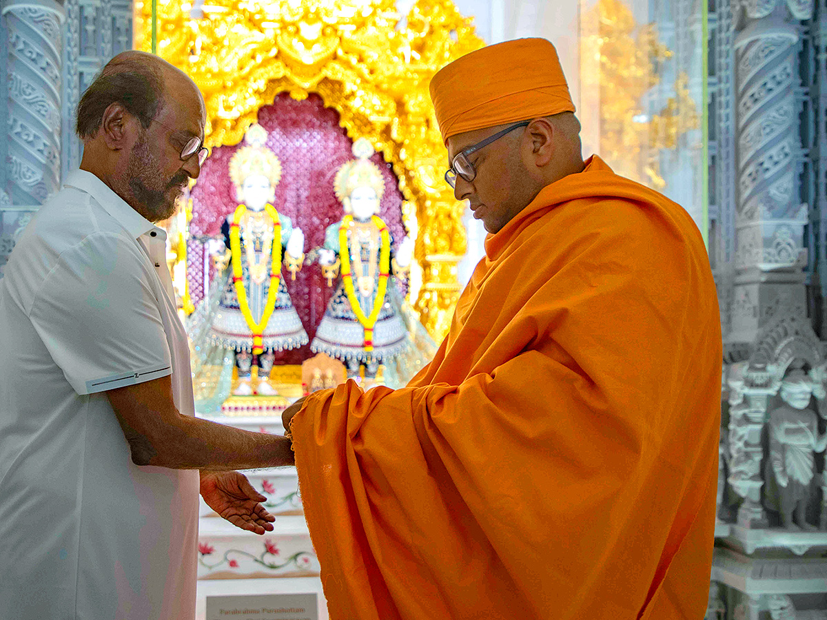 Rajinikanth_20Visited_20BAPS_20Hindu_20Mandir_20Abu_20Dhabi_20Photos-_20_284_29.jpg 4