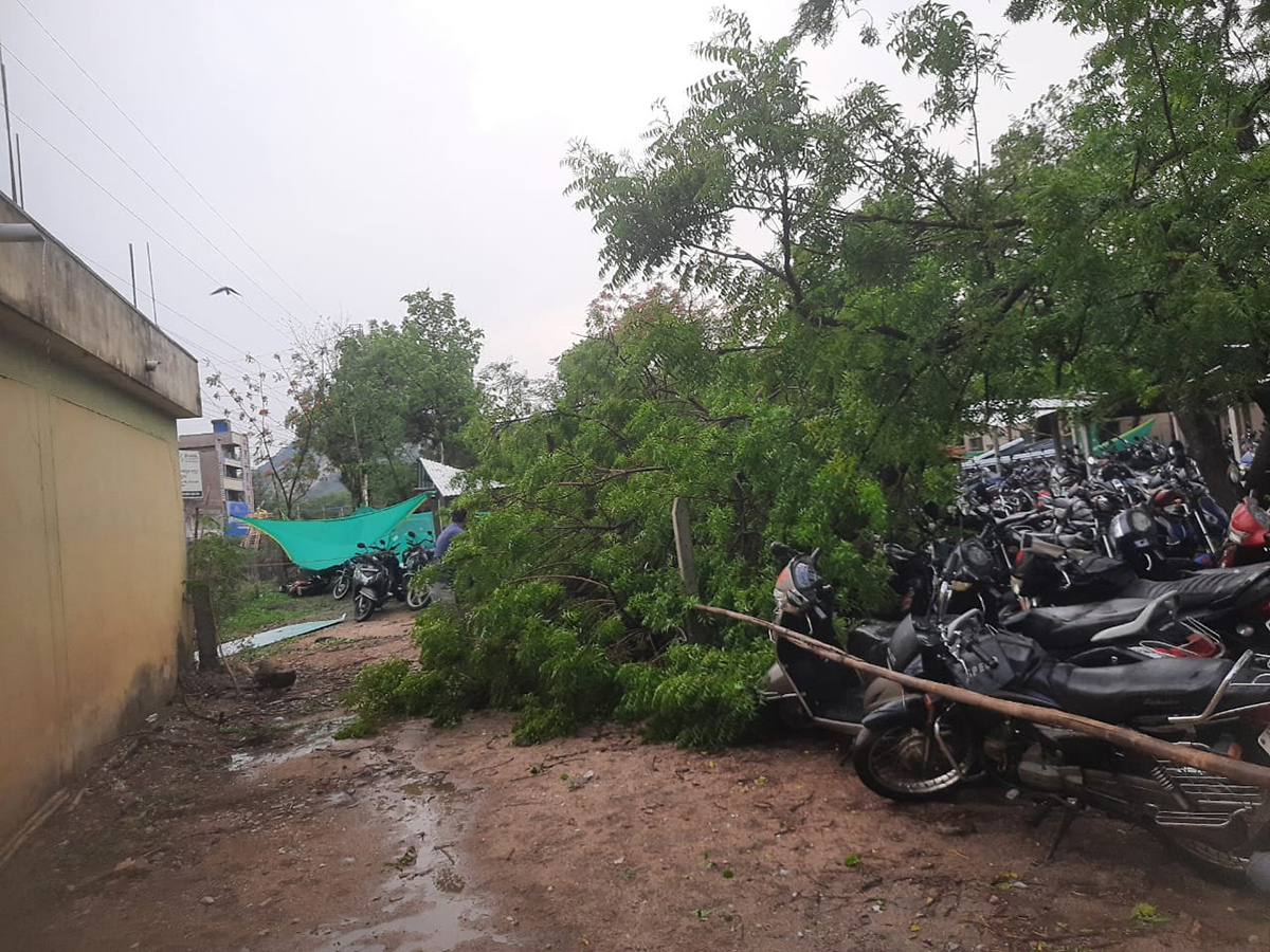 rain_20and_20gusty_20winds_20windstorm_20in_20telangana-_20_2810_29.jpg 10