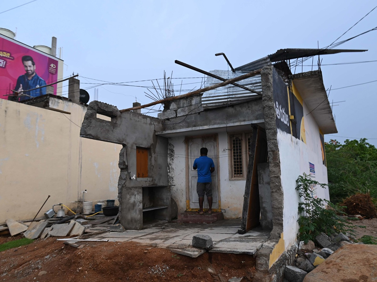rain_20and_20gusty_20winds_20windstorm_20in_20telangana-_20_2812_29.jpg 12
