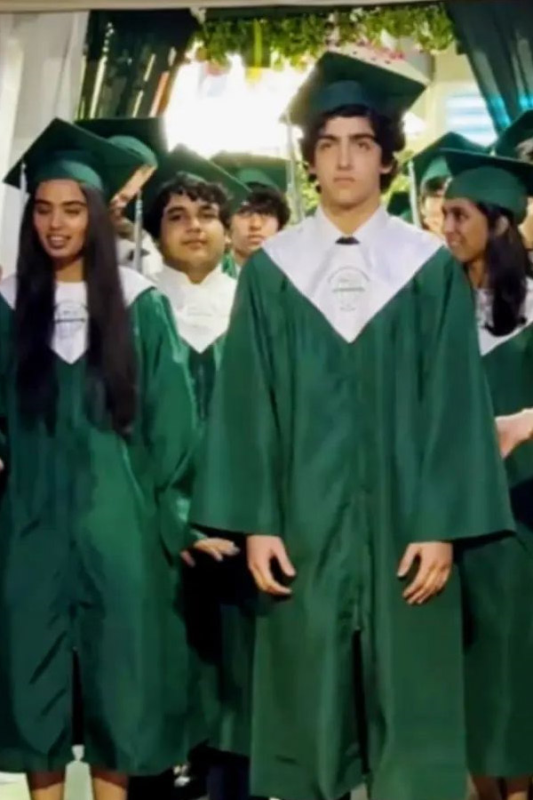Hrithik_20Roshan_20And_20Sussanne_20Khan_20Attend_20Son_20Hrehaan_20Graduation_20Ceremony_20Photos_20_2810_29.jpg 11