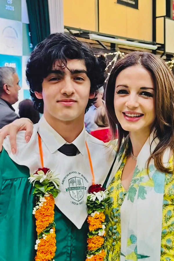 Hrithik_20Roshan_20And_20Sussanne_20Khan_20Attend_20Son_20Hrehaan_20Graduation_20Ceremony_20Photos_20_281_29.jpg 2