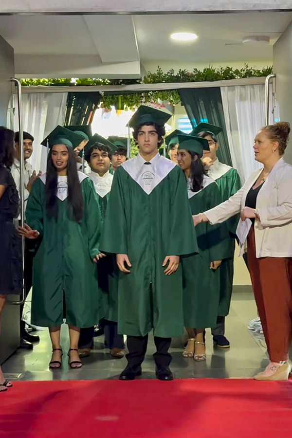 Hrithik_20Roshan_20And_20Sussanne_20Khan_20Attend_20Son_20Hrehaan_20Graduation_20Ceremony_20Photos_20_282_29.jpg 3
