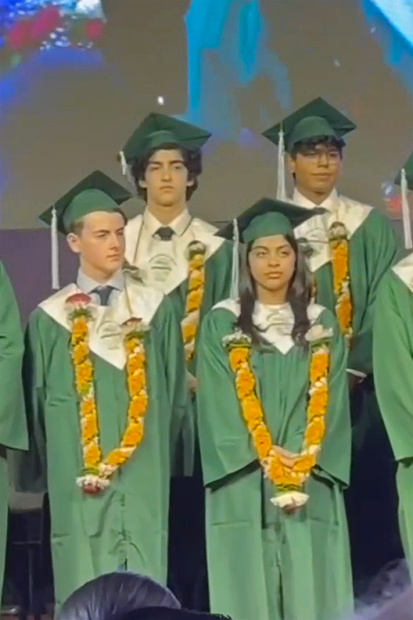 Hrithik_20Roshan_20And_20Sussanne_20Khan_20Attend_20Son_20Hrehaan_20Graduation_20Ceremony_20Photos_20_284_29.jpg 5