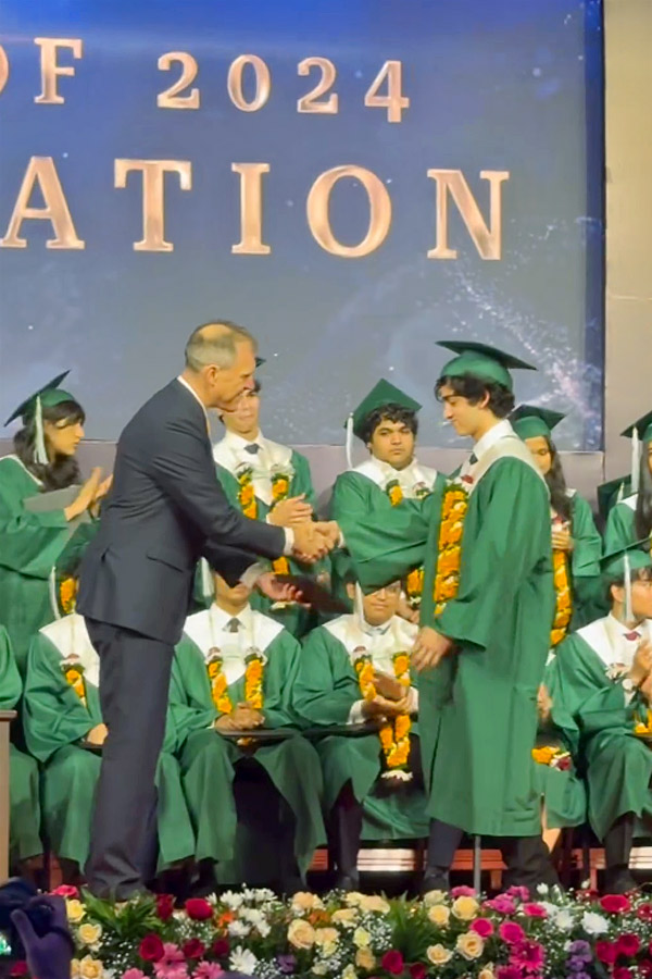 Hrithik_20Roshan_20And_20Sussanne_20Khan_20Attend_20Son_20Hrehaan_20Graduation_20Ceremony_20Photos_20_286_29.jpg 7
