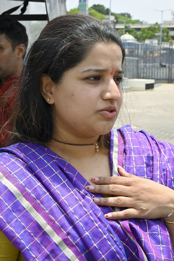 Love_20Me_20Movie_20Team_20Visits_20Tirumala_20Photos_20_2810_29.jpg 10