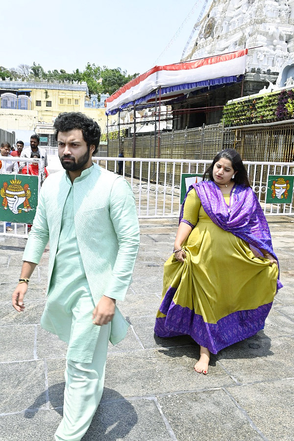 Love_20Me_20Movie_20Team_20Visits_20Tirumala_20Photos_20_2812_29.jpg 12