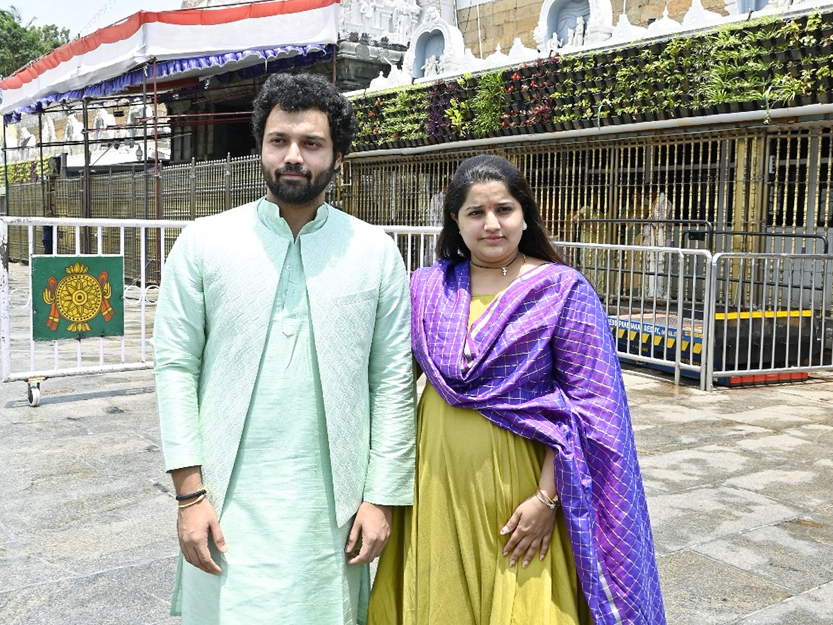 Love_20Me_20Movie_20Team_20Visits_20Tirumala_20Photos_20_281_29.jpg 1