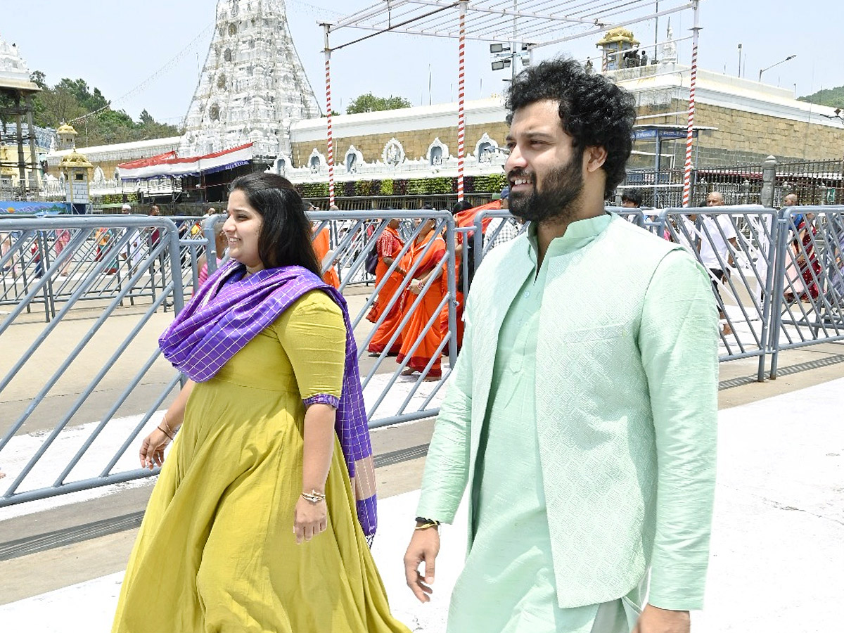 Love_20Me_20Movie_20Team_20Visits_20Tirumala_20Photos_20_283_29.jpg 3