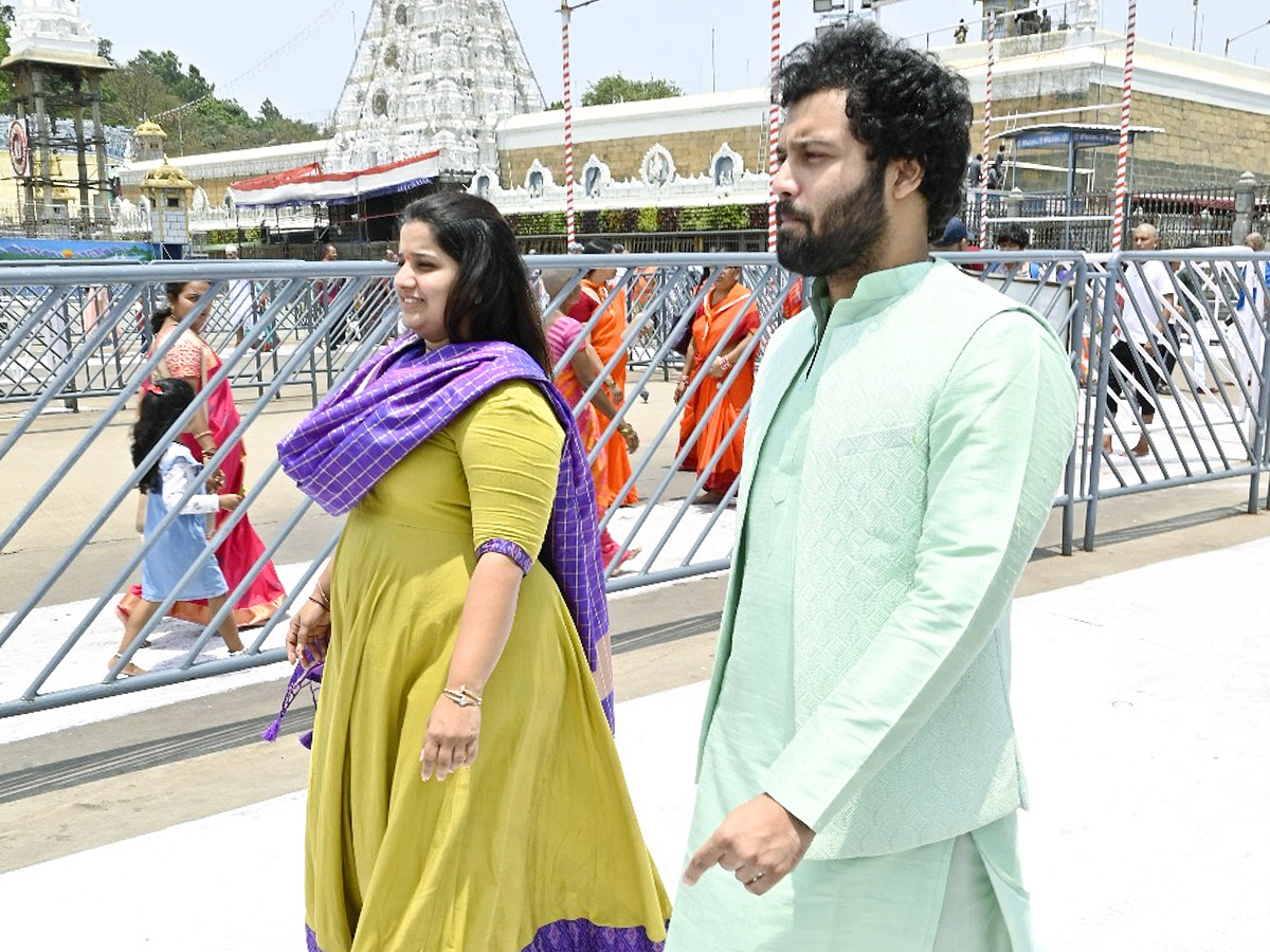 Love_20Me_20Movie_20Team_20Visits_20Tirumala_20Photos_20_284_29.jpg 4