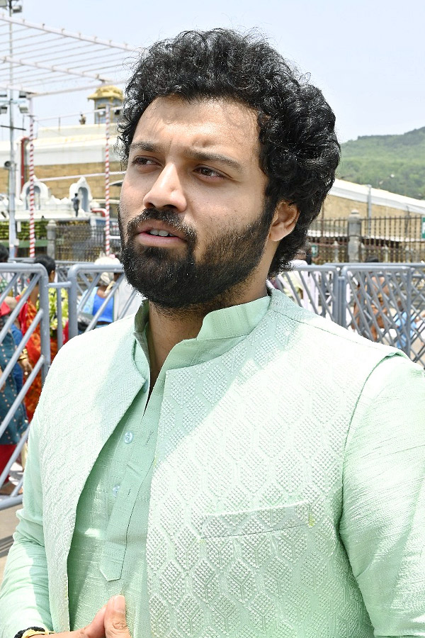 Love_20Me_20Movie_20Team_20Visits_20Tirumala_20Photos_20_285_29.jpg 5