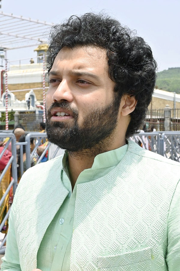 Love_20Me_20Movie_20Team_20Visits_20Tirumala_20Photos_20_286_29.jpg 6