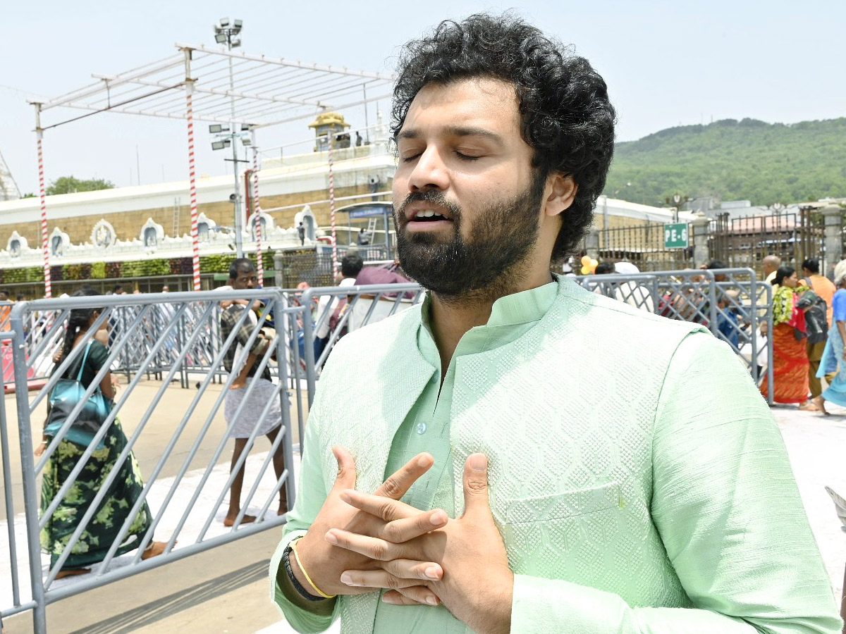 Love_20Me_20Movie_20Team_20Visits_20Tirumala_20Photos_20_287_29.jpg 7