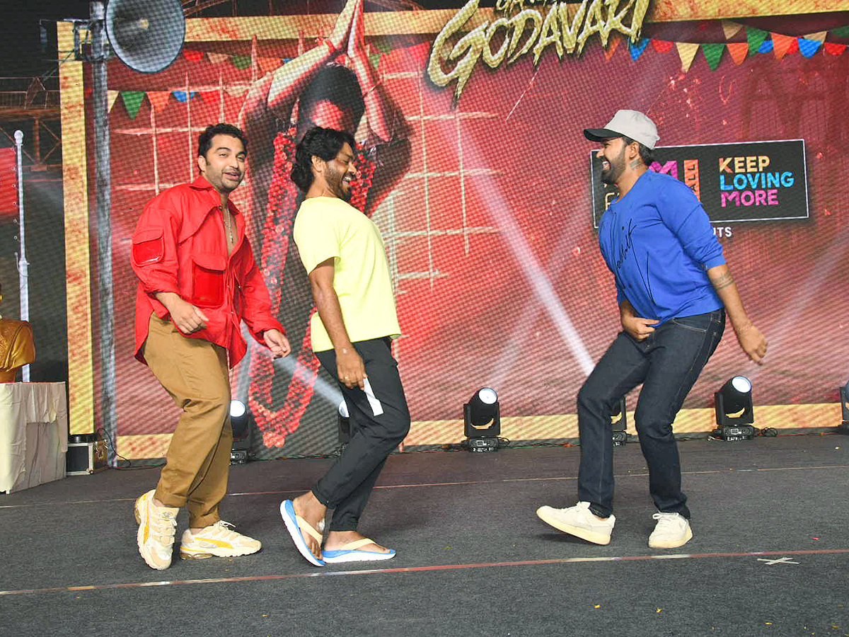 Gangs_20Of_20Godavari_20Pre_20Release_20Event_20Pics-_20_2826_29.jpg 26