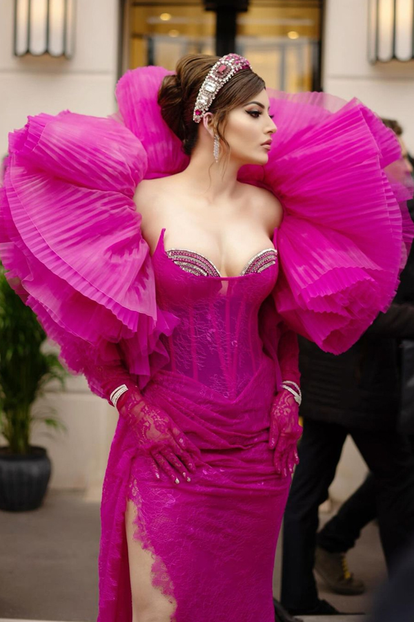 Urvashi-Rautela-1_0.jpg 28