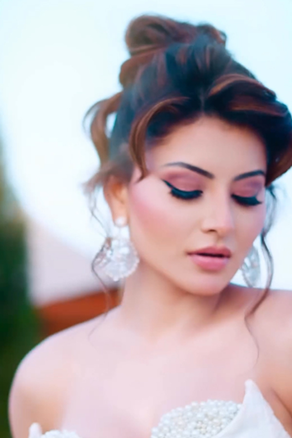 Urvashi-Rautela-20.jpg 16