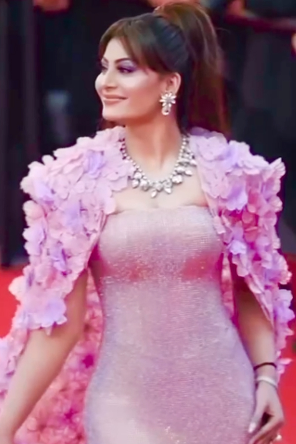 Urvashi-Rautela-28.jpg 25