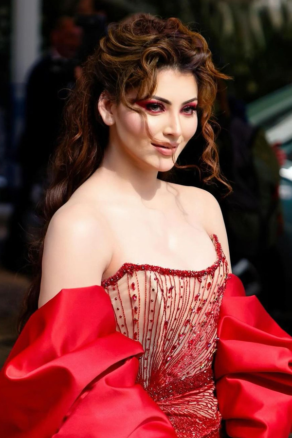 Urvashi-Rautela-7.jpg 3