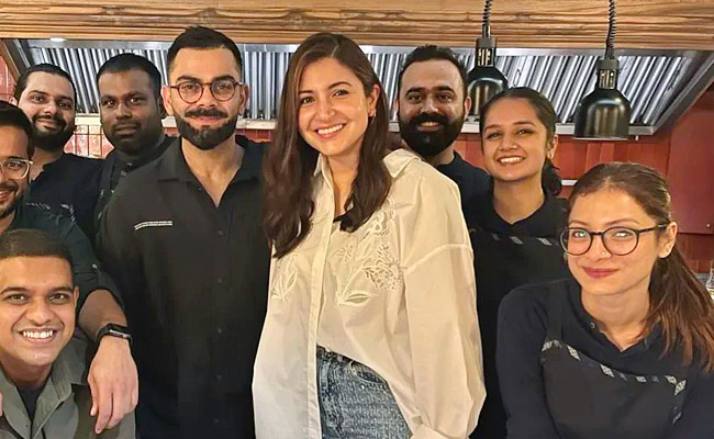 Virat_20Kohli_20Hanging_20Out_20With_20wife_20Anushka_20Sharma_20Former_20cricketer_20Zaheer_20Khan_20in_20Mumbai_20Photos_20_281_29.jpg 2