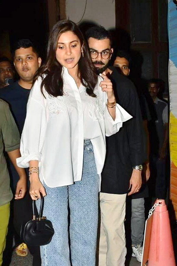 Virat_20Kohli_20Hanging_20Out_20With_20wife_20Anushka_20Sharma_20Former_20cricketer_20Zaheer_20Khan_20in_20Mumbai_20Photos_20_282_29.jpg 3