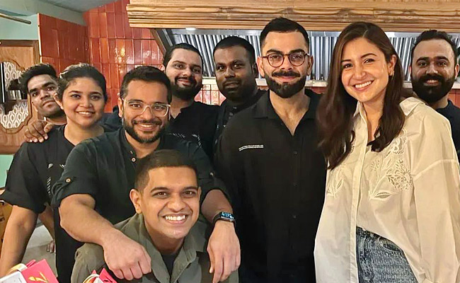 Virat_20Kohli_20Hanging_20Out_20With_20wife_20Anushka_20Sharma_20Former_20cricketer_20Zaheer_20Khan_20in_20Mumbai_20Photos_20_283_29.jpg 4