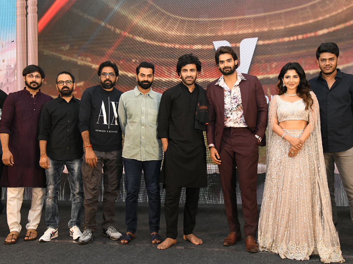 bhaje_20vaayu_20vegam_20pre_20release_20event_20photos-_20_287_29.jpg 7