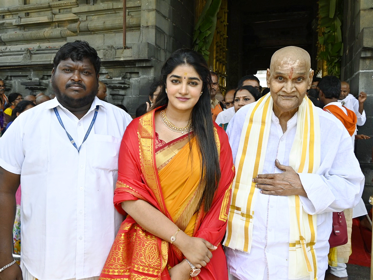 Actress_20Dimple_20Hayathi_20Visits_20Tirumala_20Temple_20Photos_20_283_29.jpg 4