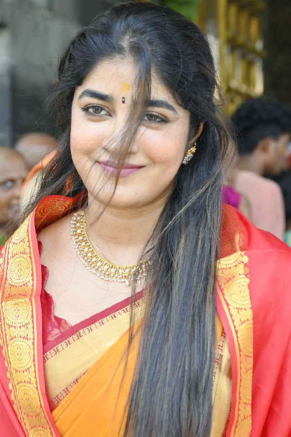 Actress_20Dimple_20Hayathi_20Visits_20Tirumala_20Temple_20Photos_20_285_29.jpg 6