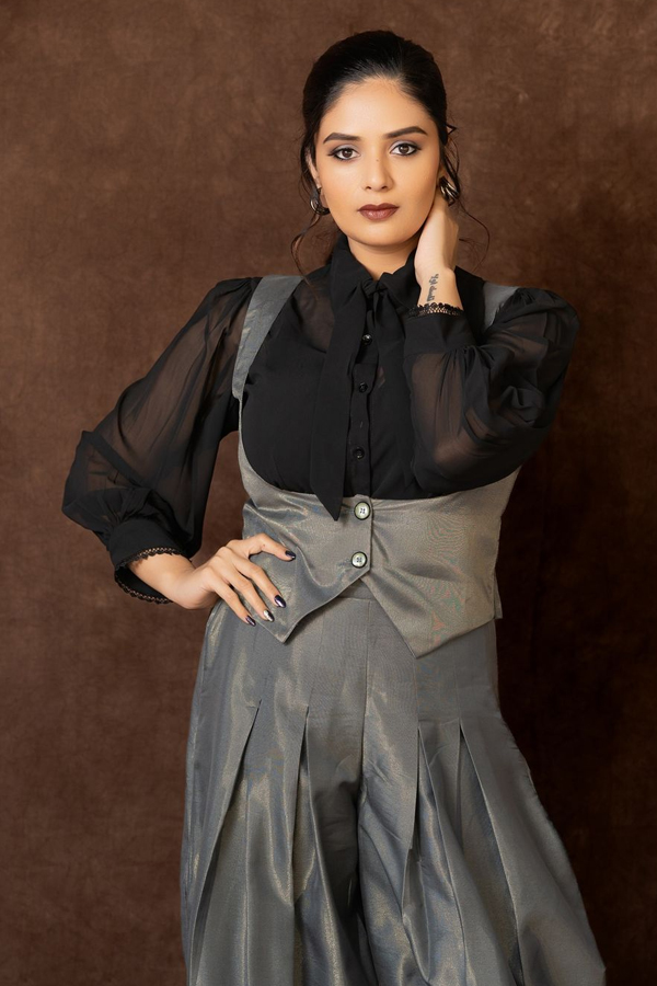Sreemukhi-11.jpg 12