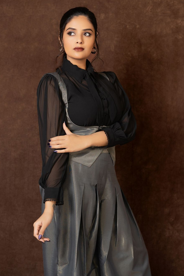 Sreemukhi-14.jpg 15