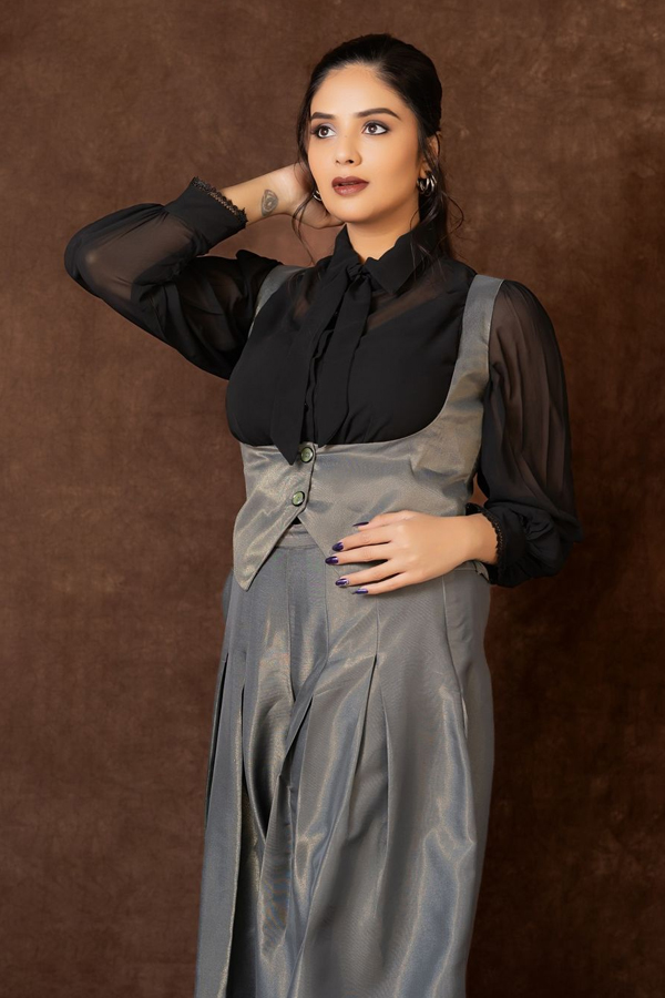Sreemukhi-15.jpg 16
