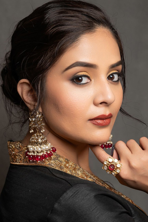 Sreemukhi-2.jpg 3