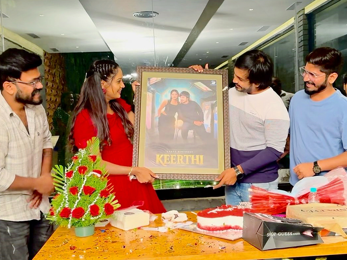 Tv_20actress_20Keerthi_20Bhat_20birthday_20celebrations_20Photos_20_2814_29.jpg 15