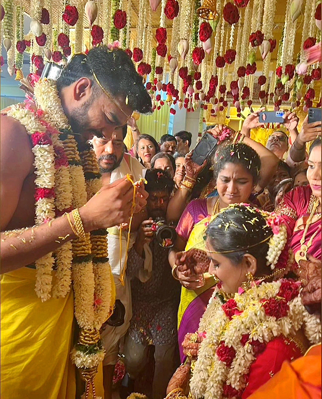 Venkatesh_20Iyer_20gets_20married_20to_20Shruti_20Raghunathan_20photos_20go_20viral-_20_283_29.jpg 3