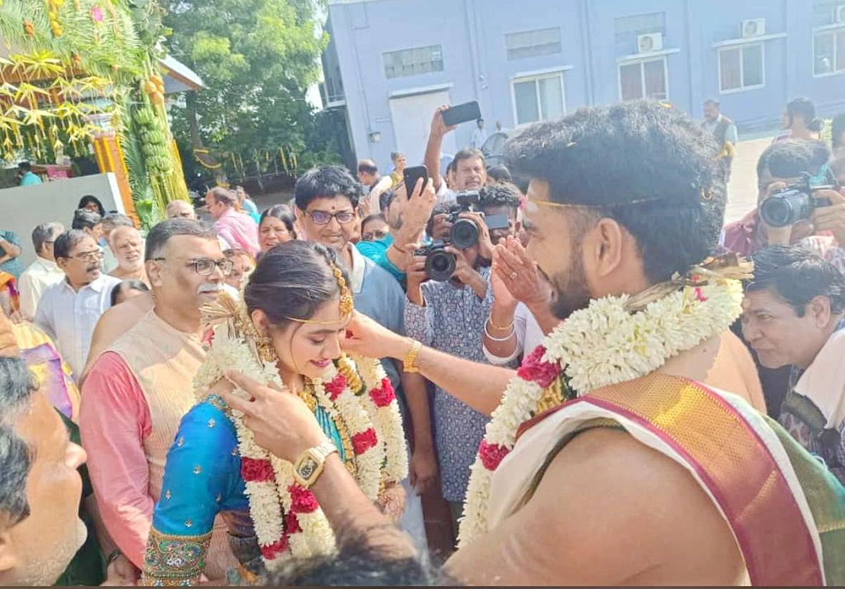 Venkatesh_20Iyer_20gets_20married_20to_20Shruti_20Raghunathan_20photos_20go_20viral-_20_284_29.jpg 4