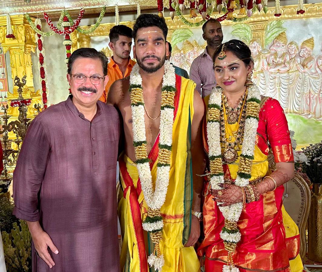Venkatesh_20Iyer_20gets_20married_20to_20Shruti_20Raghunathan_20photos_20go_20viral-_20_286_29.jpg 6