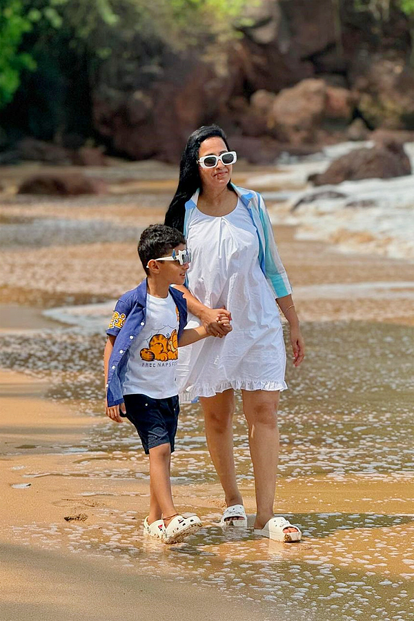 Anchor_20Lasya_20Enjoys_20At_20Goa_20With_20Family_20Photos_20_2810_29.jpg 11