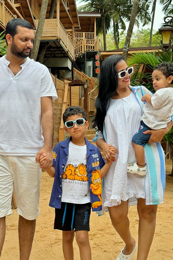Anchor_20Lasya_20Enjoys_20At_20Goa_20With_20Family_20Photos_20_2811_29.jpg 12