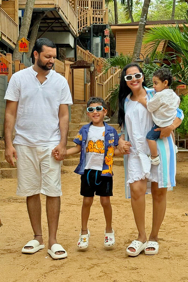 Anchor_20Lasya_20Enjoys_20At_20Goa_20With_20Family_20Photos_20_2812_29.jpg 13