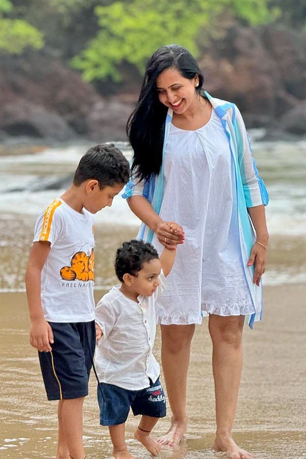 Anchor_20Lasya_20Enjoys_20At_20Goa_20With_20Family_20Photos_20_2813_29.jpg 14
