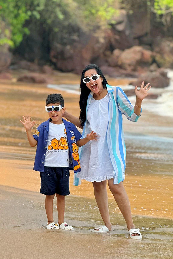 Anchor_20Lasya_20Enjoys_20At_20Goa_20With_20Family_20Photos_20_2814_29.jpg 15