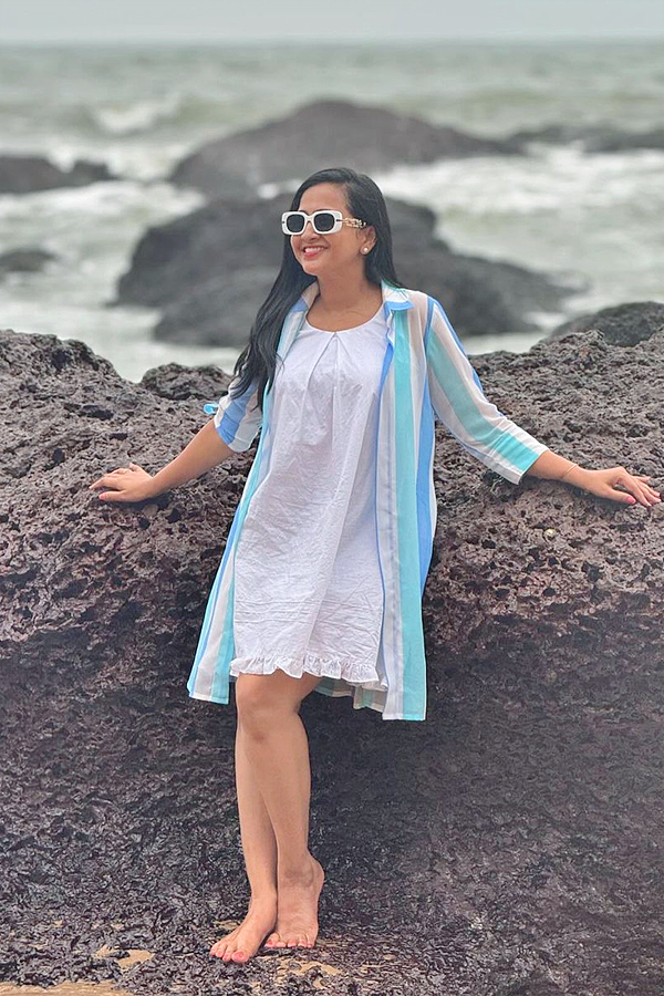 Anchor_20Lasya_20Enjoys_20At_20Goa_20With_20Family_20Photos_20_2815_29.jpg 16