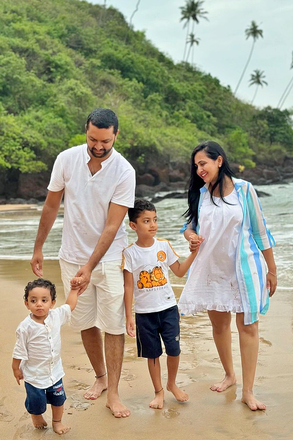 Anchor_20Lasya_20Enjoys_20At_20Goa_20With_20Family_20Photos_20_2816_29.jpg 17