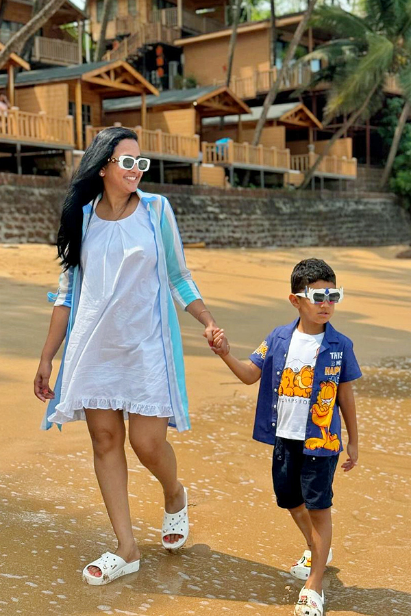 Anchor_20Lasya_20Enjoys_20At_20Goa_20With_20Family_20Photos_20_2817_29.jpg 18