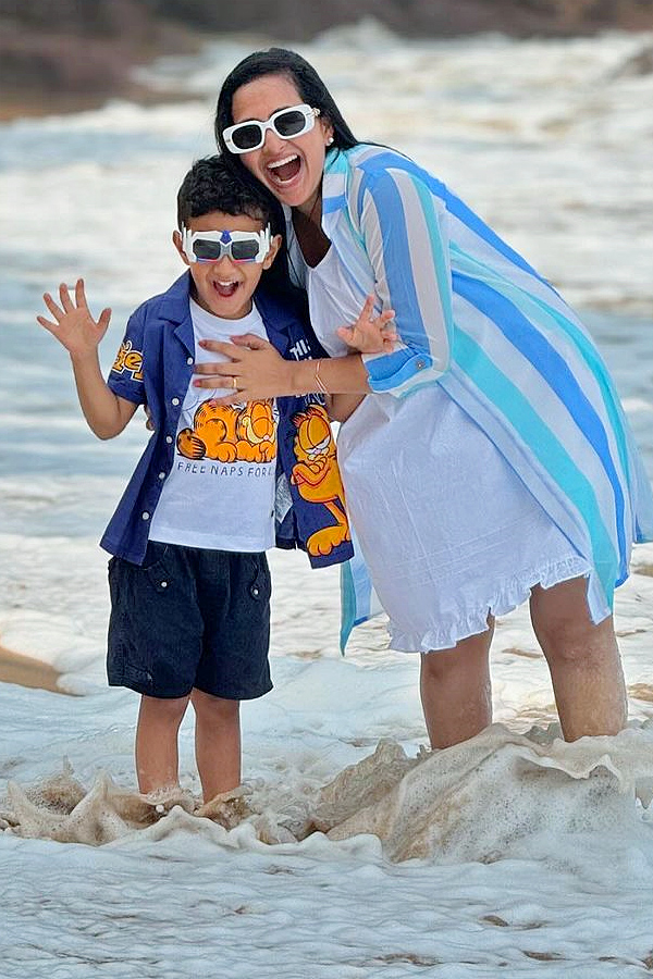 Anchor_20Lasya_20Enjoys_20At_20Goa_20With_20Family_20Photos_20_2818_29.jpg 19
