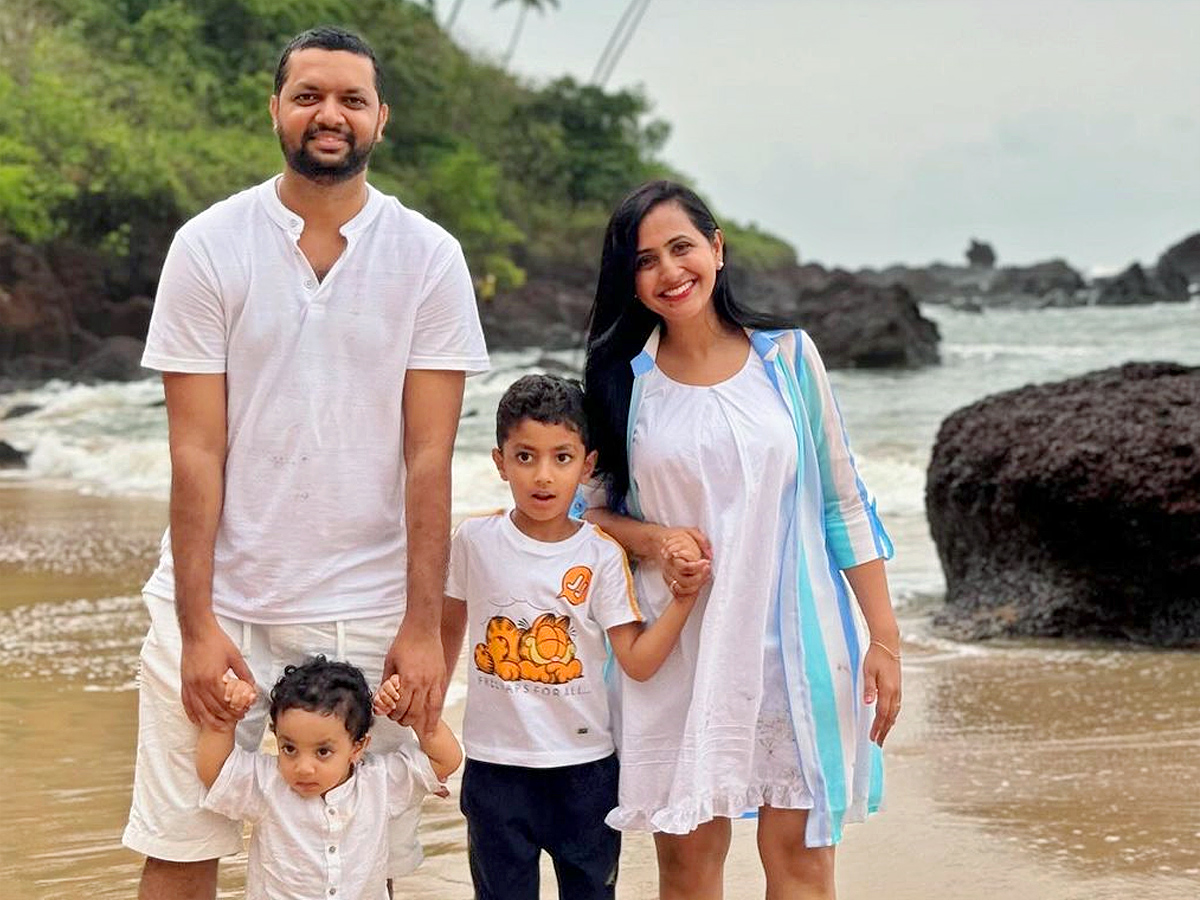 Anchor_20Lasya_20Enjoys_20At_20Goa_20With_20Family_20Photos_20_281_29.jpg 2