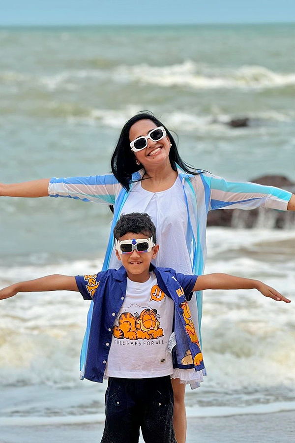 Anchor_20Lasya_20Enjoys_20At_20Goa_20With_20Family_20Photos_20_282_29.jpg 3